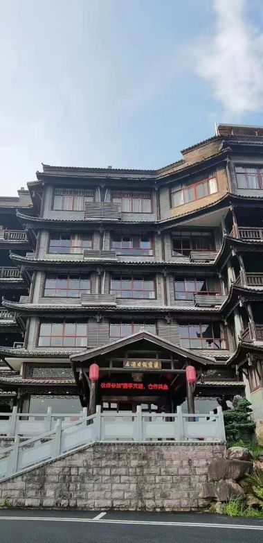 医行千里积万幸，品高艺绝造百福 一一记中国民间毒蛇药大王罗群写实 记者：姚佳敏